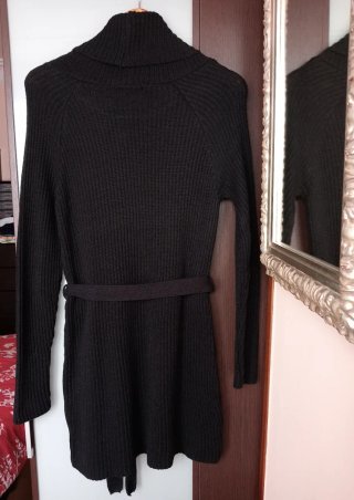 Vestido de punto negro con cinturón