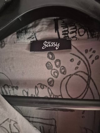 Camicetta grigia con design astratto zip