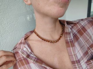 Collar de piedras de color whisky