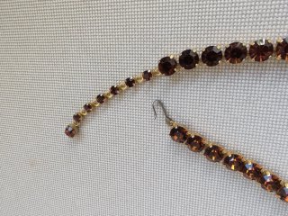 Collar de piedras de color whisky