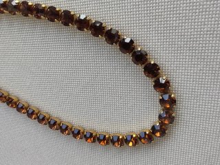 Collar de piedras de color whisky