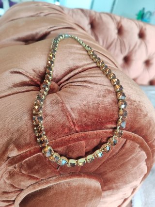 Collar de piedras de color whisky