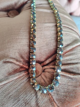 Collar de piedras de color whisky