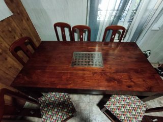Mesa de comedor de madera con 6 sillas