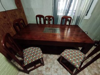 Mesa de comedor de madera con 6 sillas