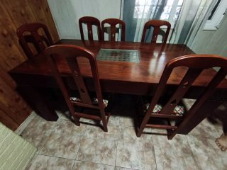 Mesa de comedor de madera con 6 sillas