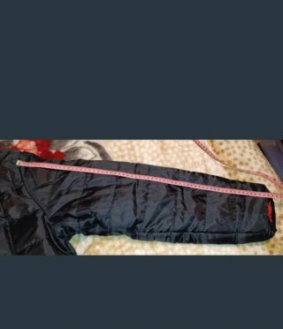 Chaqueta negra con cremallera roja