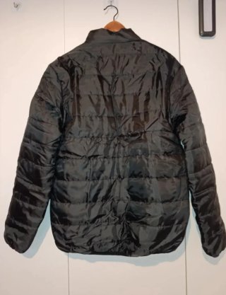 Chaqueta negra con cremallera roja