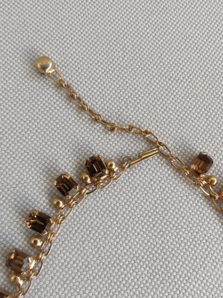 Collar dorado con colgantes