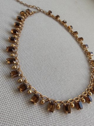 Collar dorado con colgantes