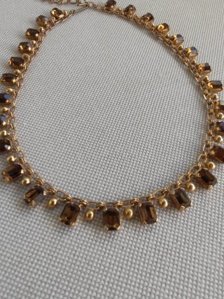 Collar dorado con colgantes