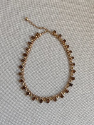 Collar dorado con colgantes