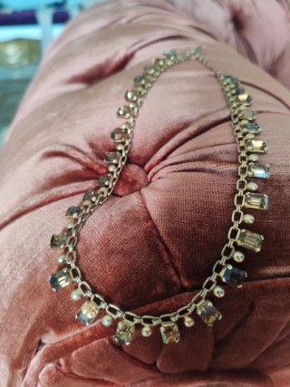 Collar dorado con colgantes