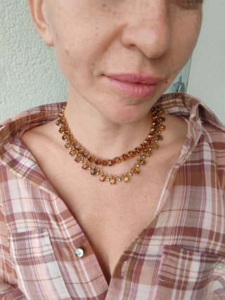 Collar dorado con colgantes
