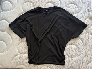 Camiseta manga corta fruncido lateral