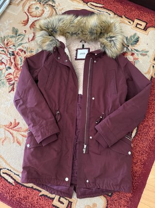 Abrigo parka con capucha y pelo