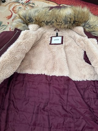 Abrigo parka con capucha y pelo