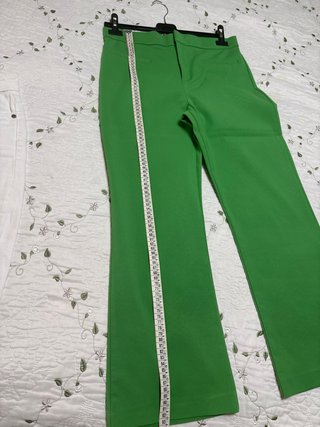 Pantalón cropped verde Zara