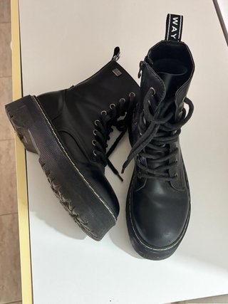 Botas negras con cordones y cremallera