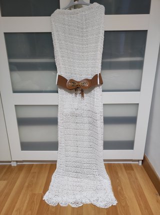 Vestido tejido blanco con cinturón marrón