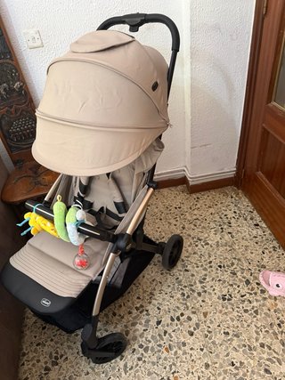 Cochecito bebé Chicco color beige