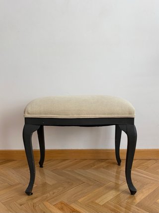 Butaca tapizada beige con banco/puff
