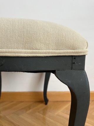 Butaca tapizada beige con banco/puff