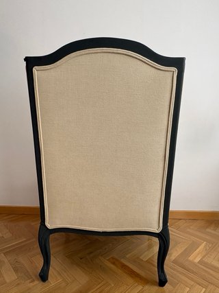 Butaca tapizada beige con banco/puff