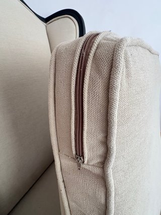 Butaca tapizada beige con banco/puff