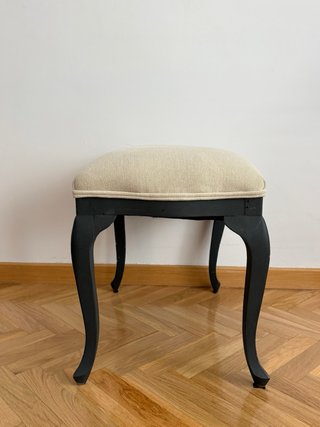Butaca tapizada beige con banco/puff