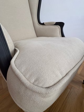 Butaca tapizada beige con banco/puff