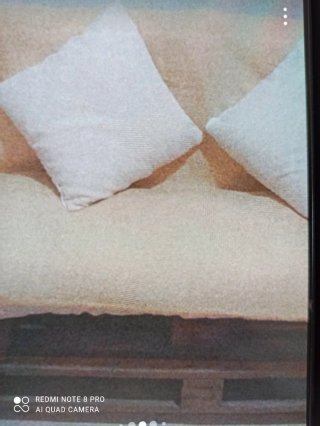 Palet de madera con cojines beige