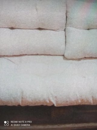 Palet de madera con cojines beige