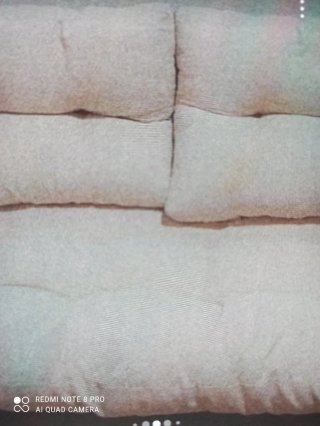 Palet de madera con cojines beige
