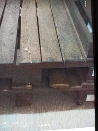 Palet de madera con cojines beige