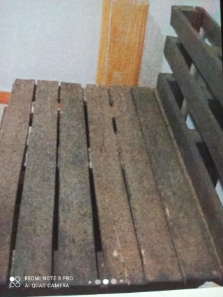 Palet de madera con cojines beige