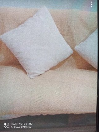 Palet de madera con cojines beige