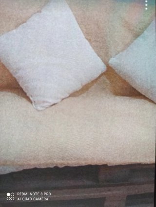Palet de madera con cojines beige