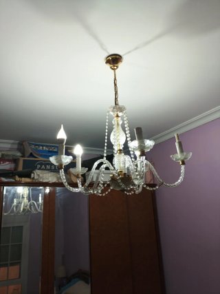 Lámpara de araña de cristal y velas