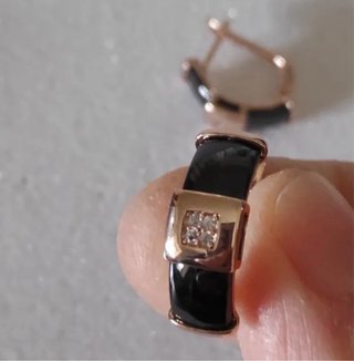Orecchini oro e ceramica nera con diamanti