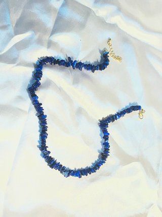 Collar piedras azules y detalles dorados