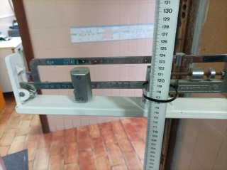 Báscula antigua para medir altura