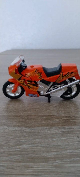 Moto miniatura naranja