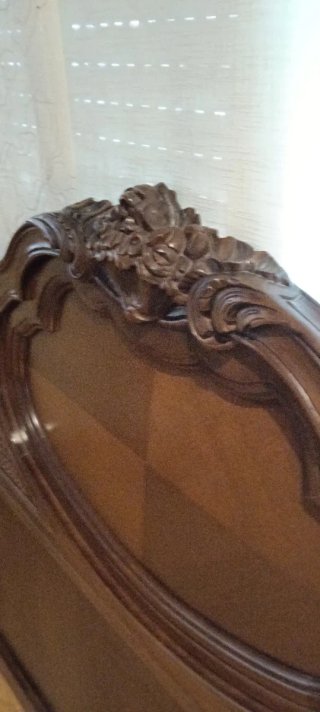 Cabecero de cama de madera y ratán