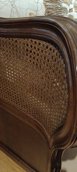 Cabecero de cama de madera y ratán