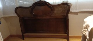 Cabecero de cama de madera y ratán