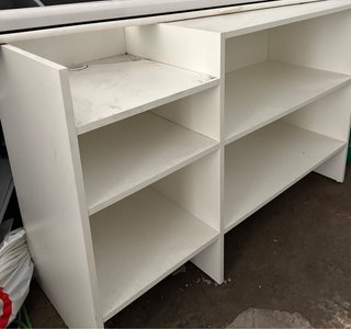 Mostrador de tienda blanco