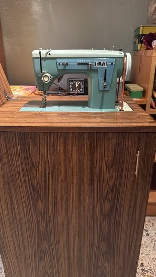 Máquina de coser Alfa con mueble