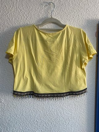 Camiseta amarilla con flecos