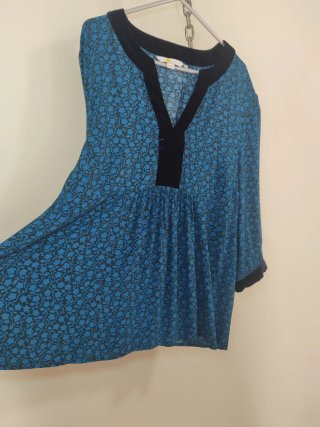Blusa azul con estampado floral